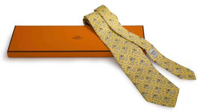 HERMÈS
Cravate en soie fond jaune à motifs...