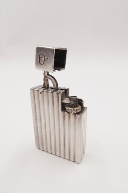 null 
CARTIERSilver shell gasoline
lighter
, and vertical grooves decoration. Dimensions...