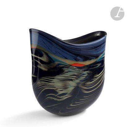 null Peter LAYTON (Grande-Bretagne, né en 1937)
Grand vase en verre soufflé de forme...