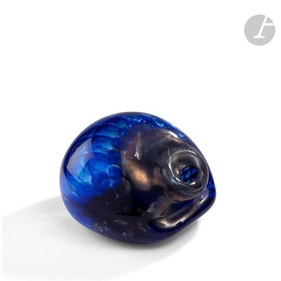 null Jorg ZIMMERMANN (Germany, born in 1940) 
Sculpture in blue blown glass of pebble...