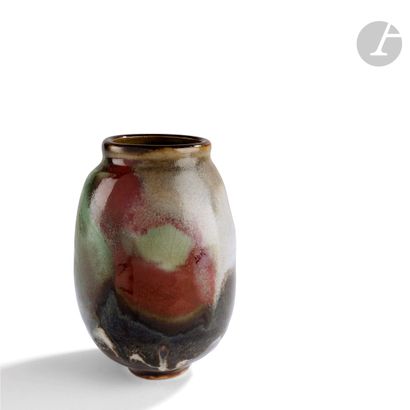 null René BEN LISA (France, 1926-1995)
Vase en grès à décor d’émaux beige, vert,...