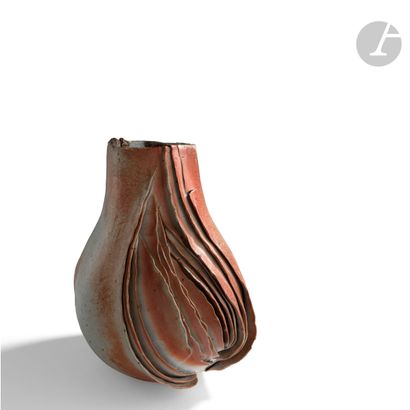 null Bruno HRDY (France, 1945 - 1991) 
Vase pansu en grès de La Borne à décor de...