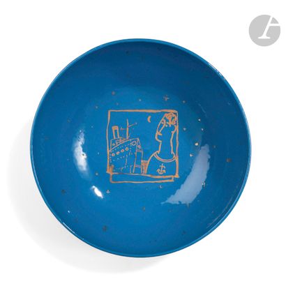 null Jean-Paul VAN LITH (France, born in 1940
) Blue ceramic dish with gold decoration...