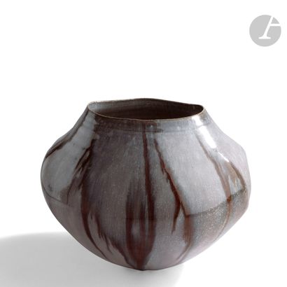 null Jean JACQUINOT (France, born in 1944) 
Gray and brown enamelled stoneware jar....