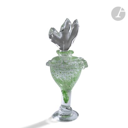 null Joël LINARD (France, 1954-2003) 
Blown glass bottle tinted green, cordon applied...