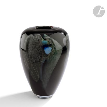 null Claude MONOD (France, 1944-1990) 
Vase en verre soufflé, doublé d’opaline noire,...