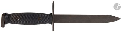 null USA 
Bayonet dagger M7. 
Black plastic checkered handle. Phosphated steel frame....