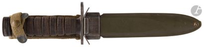 null USA 
Poignard baïonnette M4. 
Poignée à rondelles de cuir. Monture en en acier...