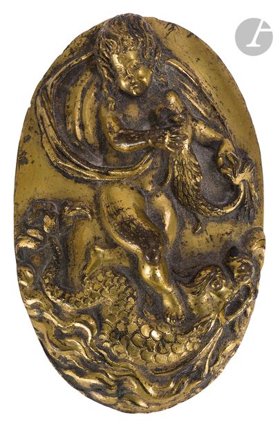 Médaillon ovale en bronze doré en fort relief...