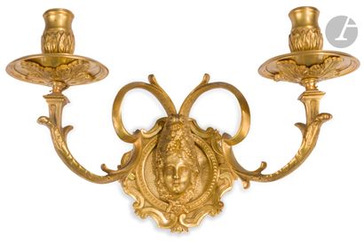 null Paire d’appliques en bronze doré à deux lumières et décor de mascaron ; (percées...