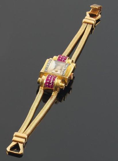 null Montre-bracelet de dame en or, la montre de forme rectangulaire, tour de cadran...