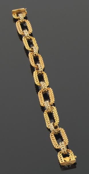 null Bracelet articulé en or de deux tons, les maillons rectangulaires à double rang...