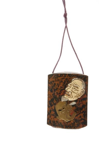 null Inro à une case en laque brun-rouge et noir décoré en hira maki-e de laque or...
