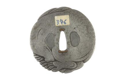 null Tsuba en fer ciselé en forme de chiot assis. Les yeux sont incrustés de cuivre...