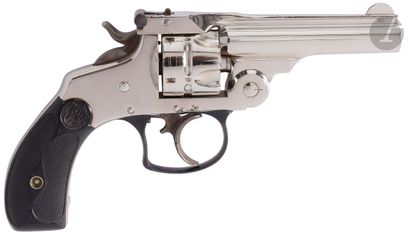 null Revolver Smith & Wesson 32 DA, cinq coups, calibre 32, double action. 
Canon...