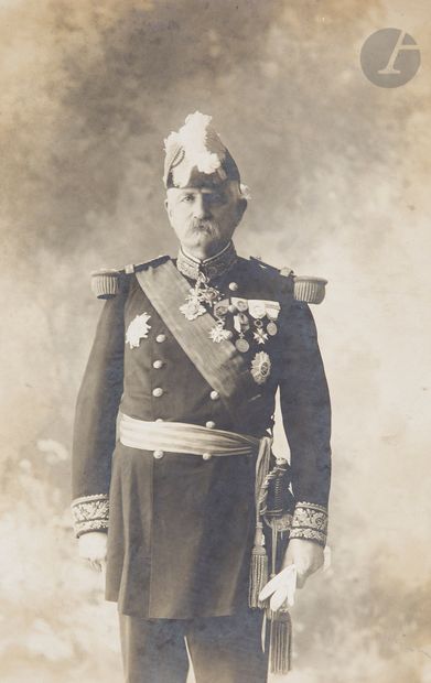Le Général de division Roux, en grande tenue,...