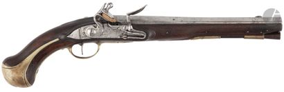 null Pistolet d’arçon de dragon du type 1733. 
Canon rond, à méplat sur le dessus,...