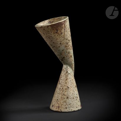 null 
JEAN LERAT (1913-1992) - LERAT COLLECTION
Double cone, 1951
Vase.
Stoneware.
A...
