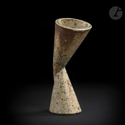 null 
JEAN LERAT (1913-1992) – COLLECTION LERAT
Double cône, 1951
Vase.
Grès.
Une...