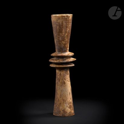 null JEAN LERAT (1913-1992) – COLLECTION LERAT
Trois cercles, c. 1960
Important vase.
Grès,...
