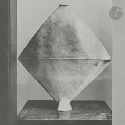 null JEAN LERAT (1913-1992) – COLLECTION LERAT
Losange, 1965
Sculpture.
Grès, engobe.
Signée...