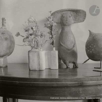 null JACQUELINE LERAT (1920-2009) – COLLECTION LERAT
Femme assise au grand chapeau,...
