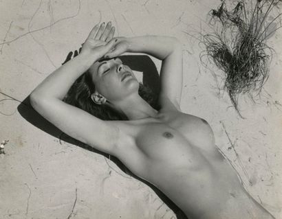 null Fritz Henle (1909-1993)
Reclining Nude on the Sand, c. 1950. 
Vintage silver...