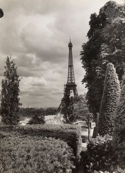 null Willy Ronis (1910-2009)
The Eiffel Tower from the Trocadero gardens. Paris,...