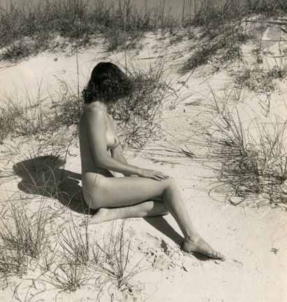 null Fritz Henle (1909-1993)
Nude Sitting on the Sand, c. 1950. 
Vintage silver print....