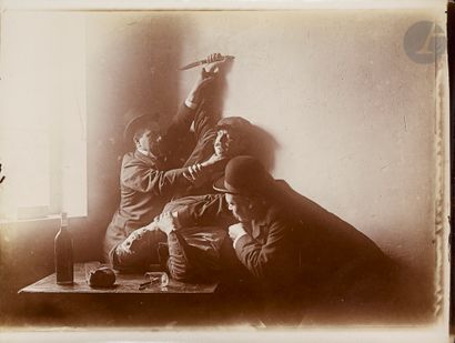 null Photographe non identifié 
Roman photographique d’un meurtre, c. 1900. 
Neuf...