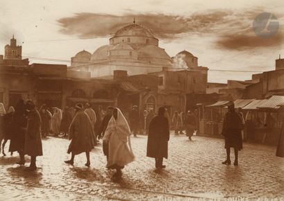 null E. Berg 
Tunisie, c. 1910. 
Tunis. Souk El Blat. Rue du divan. Place Bab Souika....