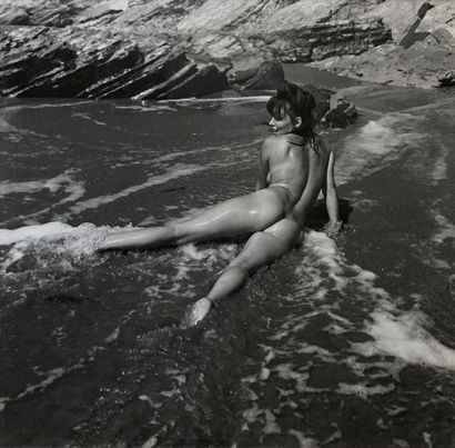null André De Dienes (1913-1985)
Female Nude in the Waves, c. 1950. 
Silver print...