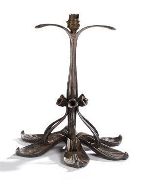 Paul FOLLOT (1877-1941) pour LA MAISON MODERNE Pied de lampe en bronze argenté. La...