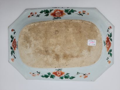 null Petit plat rectangulaire à pans coupés en porcelaine de la Famille Verte, Chine,...