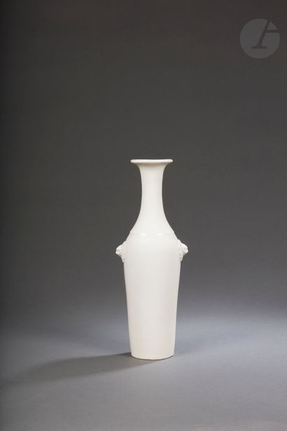 Vase balustre en porcelaine Blanc de Chine,...