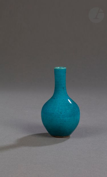 Petit vase en porcelaine émaillée turquoise,...