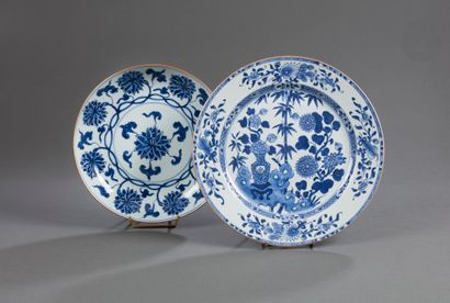null Deux plats en porcelaine blanche émaillée en bleu sous couverte de fleurs et...