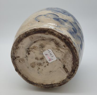 null Vase bouteille en grès porcelaineux à décor de dragon, Vietnam, XIXe siècle
Il...