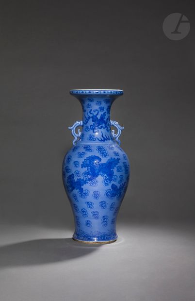 Grand vase en porcelaine à fond bleu à décor...