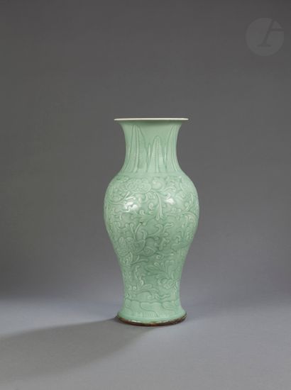 Grand vase balustre de style yen yen en porcelaine...