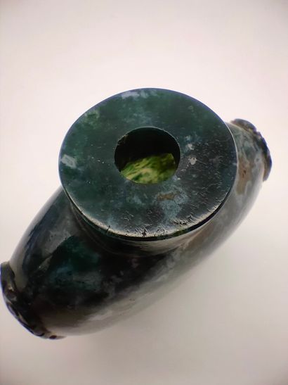 null Tabatière en agate verte dite « mousse » aux tonalités vertes, Chine, XIXe siècle
De...