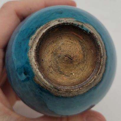 null Petit vase en porcelaine émaillée turquoise, Chine, XVIIIe siècle
De forme balustre...