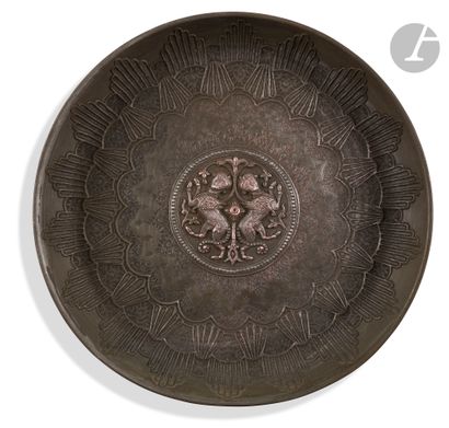 null Deux plats à décor antiquisant, Iran, XXe siècle
Plats circulaires en cuivre...