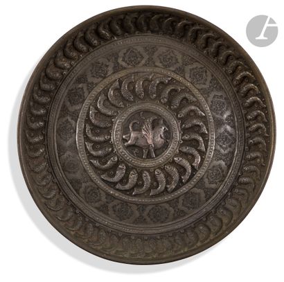 null Deux plats à décor antiquisant, Iran, XXe siècle
Plats circulaires en cuivre...