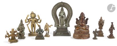 null Fort ensemble de dix statuettes de divinités hindoues, Inde, XVIIe - XIXe siècle
Neuf...