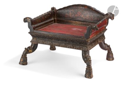 null Petit siège ou autel quadripode en bois, Inde, fin XIXe siècle
En bois peint...