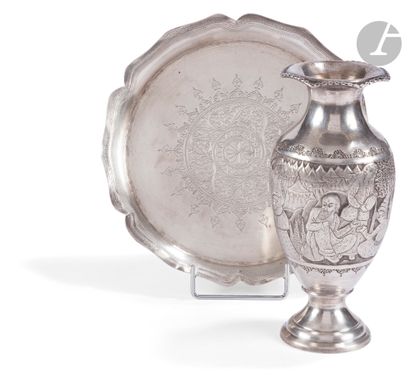 null Vase en argent à décor de scènes de campement, Iran, XXe siècle
Vase balustre...