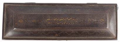 null Écritoire en acier incrusté d’or, Iran qâjâr, fin XIXe siècle
Boîtier de format...