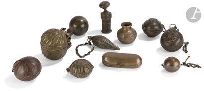null Collection de neuf boîtes à bétel paan dan, Inde, XIXe siècle
En alliage cuivreux...