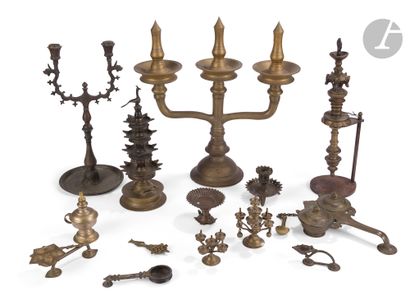 null Ensemble dix lampes à huile et deux chandeliers, Inde, XIXe - XXe siècle
En...